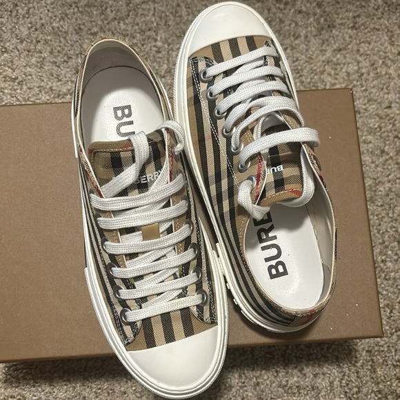 Burberry chucks Like new got one wear out of them. - Picture 3 of 7